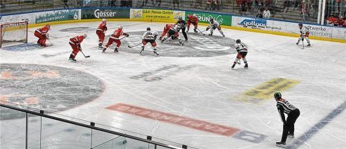 Die Starbulls lieferten dem Klagenfurter AC ein starkes Spiel, verloren aber mit 0:3.Foto Maier