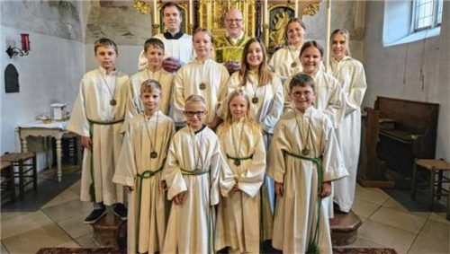 Die Stefanskirchner freuen sich über den Mini-Zuwachs: (untere Reihe von links) Andreas Stoiber, Maximilian Höpfinger, Luise Kink und Paul Reiter. Foto Stettner