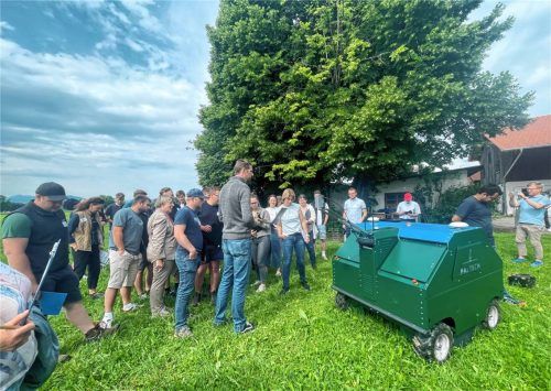 Die Studierenden der Landwirtschaftsschule Rosenheim verfolgten aufmerksam den Praxiseinsatz des Roboters.

Foto Hohenester
