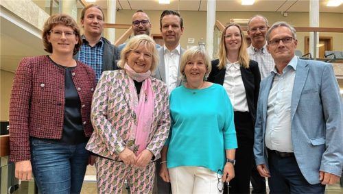 Die Teilnehmer des Treffens: (vorne von links) Monika Veiglhuber (Richterverein), Professor Dr. Bettina Mielke (Festrednerin), Anja Kesting (Präsidentin des Landgerichts), Markus Kring (Direktor des Amtsgerichts Traunstein) sowie (hinten von links) Nils Wewer (Richterverein), Benedikt Steinlehner (Vorsitzender des Traunsteiner Rechtspflegerverbands), Dr. Rainer Vietze (Vorsitzender des Traunsteiner Richtervereins), Magdalena Härschel (Rechtspflegerverband) und Dr. Wolfgang Beckstein (Leitender Oberstaatsanwalt).Foto Richterverein