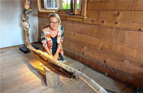 Die Tiroler Künstlerin Elisabeth Melkonyan vor ihrem Kunstwerk „Der Aufbruch“. Foto Hoffmann