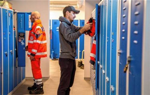 Die Umkleiden sind großzügig gestaltet.