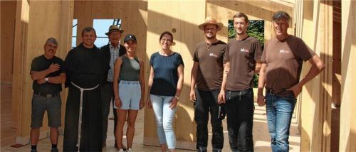 Die Verantwortlichen: (von links): Josef Pauli von der Kirchenverwaltung, Pfarrer Pater Marius Balint, Franz Gschwendner (Kirchenverwaltung), Kindertagesstättenleiterin Steffi Wimmer, Verwaltungsleiterin Pfarrverband Chieming, Sandra Bertl, sowie von der Zimmerei Adrian, Julian und Martin Kollmeier. Foto  Zandl