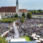 Mitreißendes Fest des Glaubens am Kapellplatz in Altötting