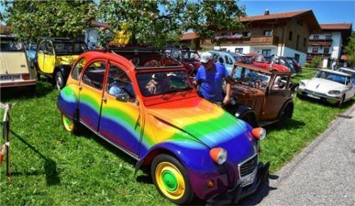 Diese farbenfrohe Regenbogen-Ente war ein besonderer Hingucker.