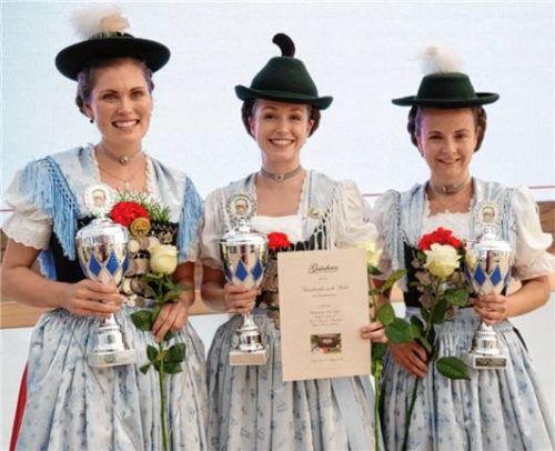 Dirndl: (von links) Emilie Haßlberger (Zweite), Veronika Brandstetter (Siegerin) und Regina Axthammer (Dritte).