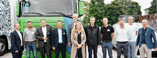 Diskutierten den Einsatz von Wasserstoffantrieben: (von links) Martin Zerta (Ludwig-Bölkow-Systemtechnik), Lorenz Engljähringer (Milchwerke Berchtesgadener Land Chiemgau), Lars Holstein (Berchtesgadener Land Wirtschaftsservice), Michael Mair am Tinkhof (Wolftank Group), Beat Hirschi (Hyundai Hydrogen Mobility), Anja Friedrich-Hussong (Berchtesgadener Land Wirtschaftsservice), Gerhard Keinprecht & Christoph Kiegerl (beide Liebherr-Werk Bischofshofen), Georg Oswald (KEYOU), Thomas Hofmann (BMW) und Werner Balika (Innovation Salzburg).Foto bglw