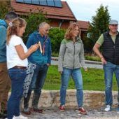 Römerstein am Ortseingang ist jetzt schön eingebettet