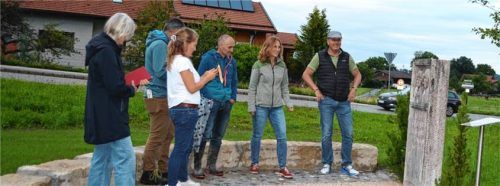 Dorfvereinsvorsitzender Peter Schwarz (rechts) und Bürgermeisterin Martina Gaukler (Zweite von rechts) mit einigen Vereinsmitgliedern beim Römerstein. Dieser erhielt nun einen ansprechenden Vorplatz. Foto  Eder