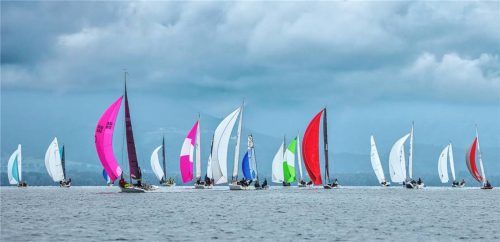 Downwind Richtung Feldwies: das Feld des Regattenklassikers auf dem Chiemsee. Foto Segelclub Chiemsee Feldwies