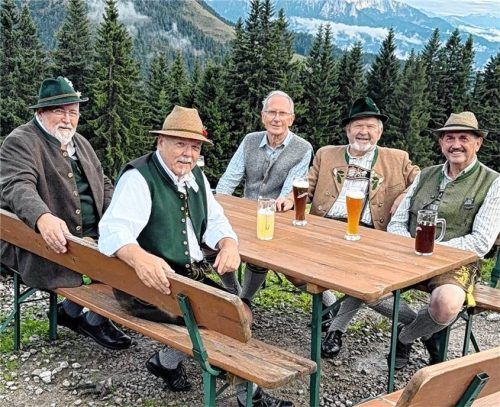 Ehrenamts-Dialog des Bayernbundes und des Bayerischen Trachtenverbandes auf der Feichteckalm (von links): Sebastian Friesinger, Günter Frey, Fritz Lutzenberger, Max Bertl und Anton Hötzelsperger.Foto re