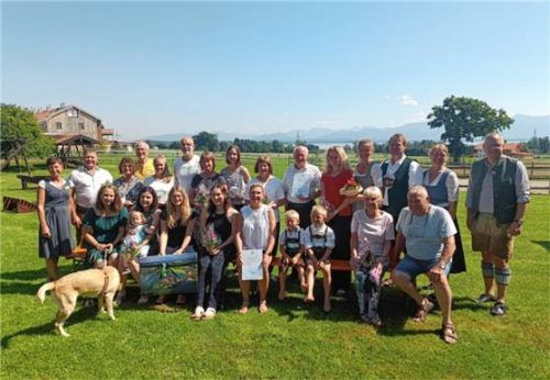 Ehrung der Urlauber: Die Gäste verbindet nicht nur die Liebe zur Region, sondern auch enge Freundschaften, die über viele Jahre gewachsen sind.Foto  Gemeinde Seeon-Seebruck