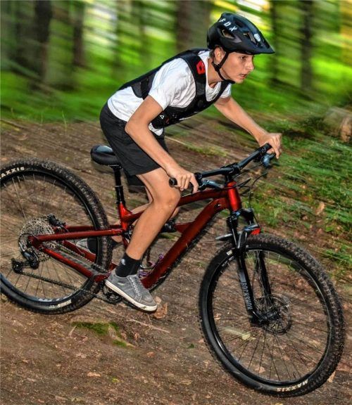 Ein 13-jähriger Bub wurde in Brannenburg von einem älteren Mann verdächtig angesprochen und verfolgt. Der Junge konnte auf seinem Fahrrad flüchten (Symbolbild). Jetzt ermittelt die Polizei. Foto Imago/Feil