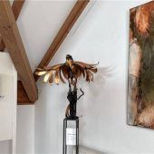 Intuitive Malerei und glänzende Skulpturen