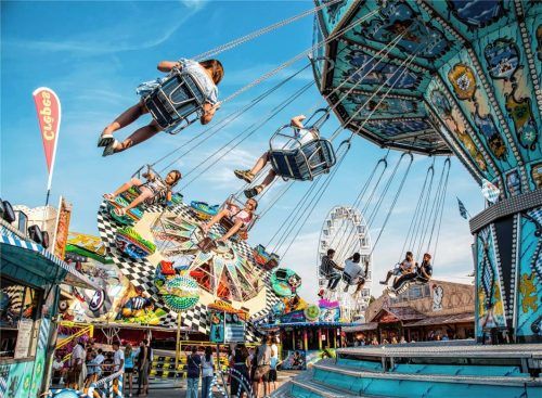 Ein bunt gemischter Vergnügungspark: Mit dabei sind seit Jahren die Steckerlfisch-Braterei von Haunberger, traditionelle Stände und das altgediente Kettenkarussell, das einen schönen Überblick über den Festplatz bietet. Fotos Mayer
