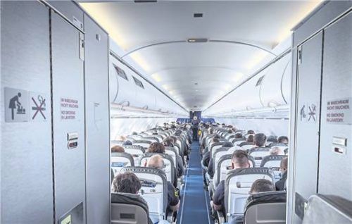 Ein Flugzeug besteigen: Nicht für jeden ist das ein schönes Gefühl. Jaqueline Schaupp (l.) erzählt von ihren Erfahrungen. Fotos Jaqueline Schaupp, Imago/Steinsiek.ch, Seifert Verlag