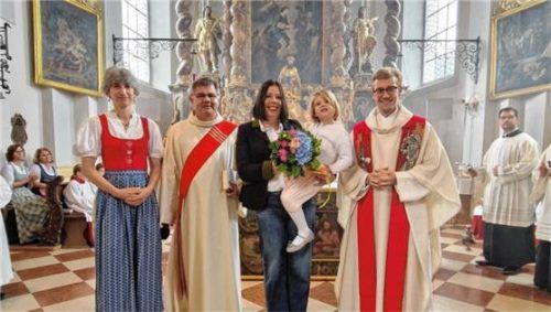 Ein herzliches Vergelt‘s Gott und einen Blumenstrauß zum Abschied: (von links) Mitarbeitervertreterin Gracia Sinnesbichler, Diakon Schmitzberger, die scheidende Verwaltungsleiterin Patrycja Forster und Kurat Tobias Pastötter. Foto Westner