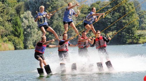 Ein Höhepunkt der Show: Eine Siebener-Formation lässt sich über den See ziehen. Fotos Schmidt