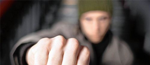Ein Mann wurde nach einer Club-Nacht in Rosenheim brutal überfallen. Die vermeintlichen Täter stehen nun vor Gericht (Symbolbild). Liesa Johannssen/photothek.net - Imago