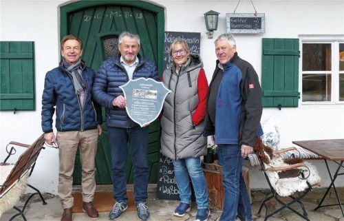 Ein neues Hofschild „Lindlbauer“ konnte von Inzells Heimatpfleger Markus Preinfalk (von links) an Franz und Julia Egger übergeben werden, worüber sich auch der ehemalige Verkehrs- und Heimatvereinsvorsitzende Alfons Schrittenlocher sehr zufrieden zeigte.Foto  Wegscheider