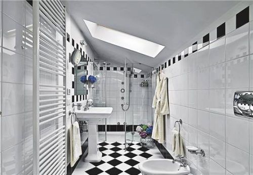 Ein Oberlicht im Badezimmer gilt noch nicht als Fenster. Foto Smarterpix / aaphotograph