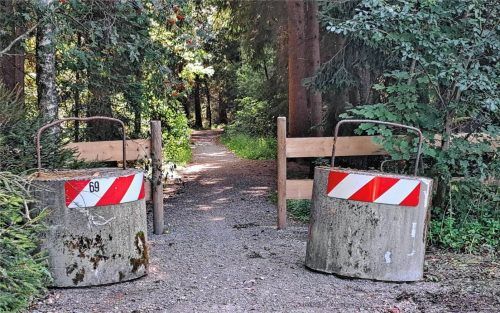 Ein paar Überreste der Blockade stehen noch – aber der Weg ist frei. Foto Hadersbec