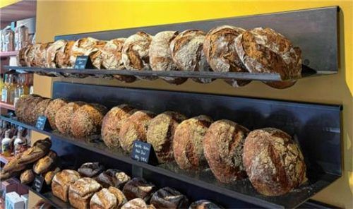 Ein Regal, das das Brot in den Vordergrund stellen soll: Max Schiedermeier setzt den Fokus auf Gebäck.