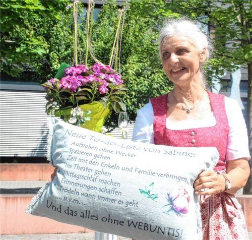 Ein Ruhekissen zum Pensionsantritt: Nach 37 Dienstjahren an der Staatlichen Berufsschule 1 Rosenheim wurde auch Studiendirektorin Sabine Irgmaier verabschiedet.