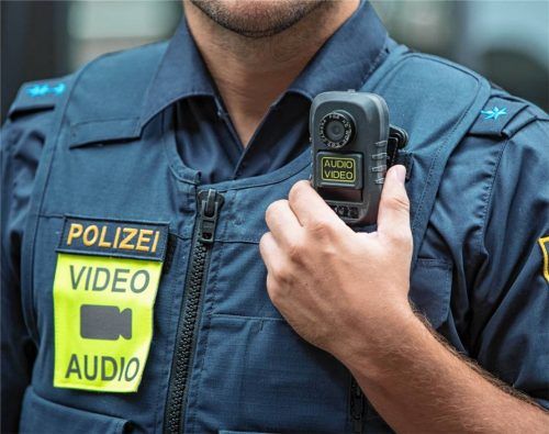 Ein Streit in Breitbrunn gerät aus dem Ruder. Ein 35-Jähriger greift Beamte an. Aufnahmen einer Bodycam werden jetzt bei den Ermittlungen genutzt (Symbolbild). Foto dpa