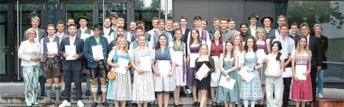 Ein Teil der 52 Staatspreisträger, die an der Berufsschule 1 Rosenheim ihre Berufsausbildung mit einem Notendurchschnitt zwischen 1,0 und 1,5 abgeschlossen haben, mit (links außen) stellvertretender Landrätin Andrea Rosner und dahinter dem Vorsitzenden des IHK-Regionalausschusses Rosenheim, Andreas Bensegger; rechts außen Schulleiter Stefan Schellenberger und die Geschäftsführerin der Kreishandwerkerschaft Rosenheim, Mirjana Berndanner.Foto Zandl