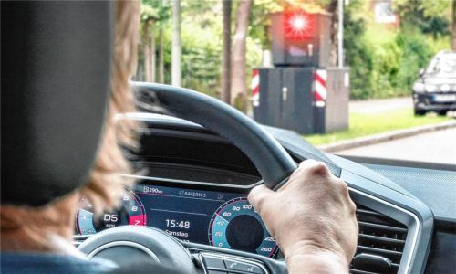 Eine Frau wird in der 30er-Zone geblitzt (Symbolbild). Foto Imago
