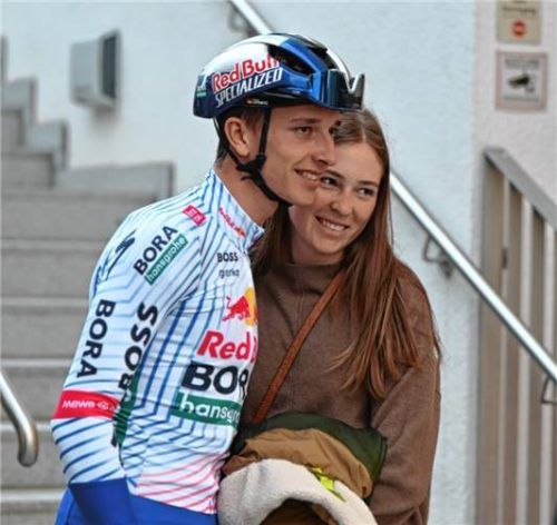 Eine letzte Umarmung vor dem Rennen: Florian Lipowitz gemeinsam mit Freundin Antonia Weeger.Fotos Obermaier