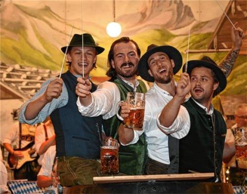 Eine Menge Spaß hatten Kilian Kühnhauser, C.J. Stretch, Charlie Sauralt und Ville Järveläinen von den Starbulls (von links), als sie auf dem Herbstfest den Eishockeyschläger mit dem Taktstock tauschten und die Dreder Musi dirigierten.