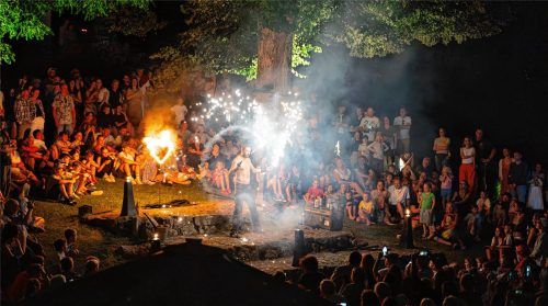 Einer der Veranstaltungshöhepunkte in Amerang ist das „Sommer-Gfui“-Fest mit Live-Bands und Feuershow.