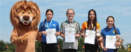 Emily Liu von der SG Edelweiß Bruckmühl (Zweite von rechts) gewann Bronze.Foto re