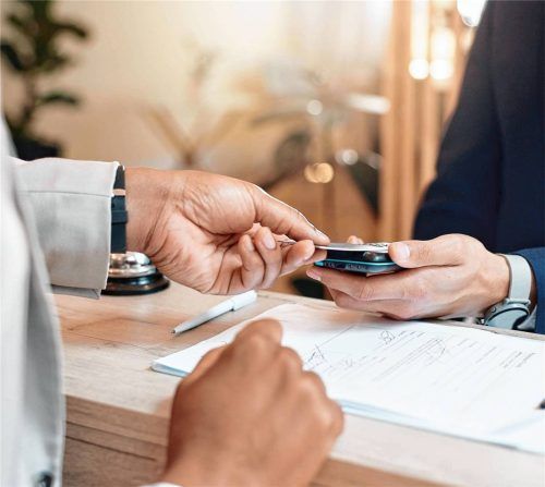 Ende der Zettelwirtschaft? Inländische Hotelgäste müssen in Deutschland seit 1. Januar 2025 keine Formulare für die Meldedaten mehr ausfüllen. Foto IMAGO/YAY Images