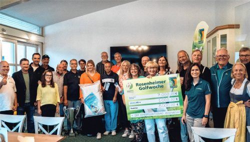 Erfolgreiche Golfwoche: Scheckübergabe an den Kinderschutzbund Rosenheim mit Tagesgewinnern und Gesamtgewinner, Sponsoren sowie Vertreter des Wirtschaftlichen Verbandes.Fotos Simon Hölzl