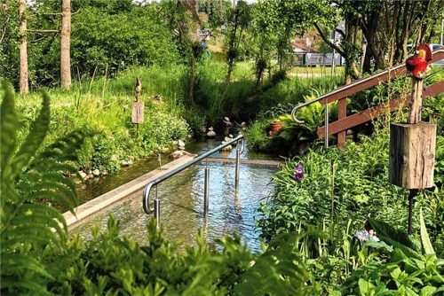 Erfrischende Abkühlung an heißen Tagen verspricht das Kneippbecken.