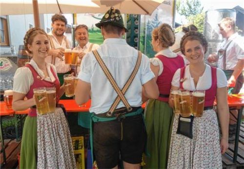 Erfrischendes gefällig? Zum Bier gab es freundliche Bedienung gratis. Foto Adersberger