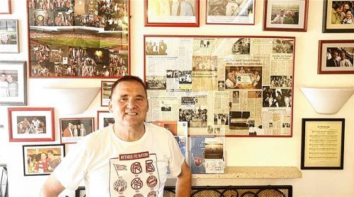 Erinnerungen aus drei Jahrzehnten an der Wand: Wirt und Fanclub-Präsident Hans Gehrlein im Gasthaus Zur Schönen Aussicht. Foto  Hötzelsperger