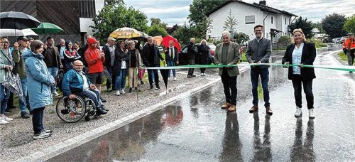 Etwa 100 Gäste waren gekommen, um auf Einladung von Bürgermeister Karl Mair den erfolgreichen Abschluss des Projekts zu feiern. Zweiter Bürgermeister Robert Zehetmaier, Bürgermeister Karl Mair und Dritte Bürgermeisterin Steffi Panhans gaben die Straße offiziell frei. Foto Gemeinde Stephanskirchen