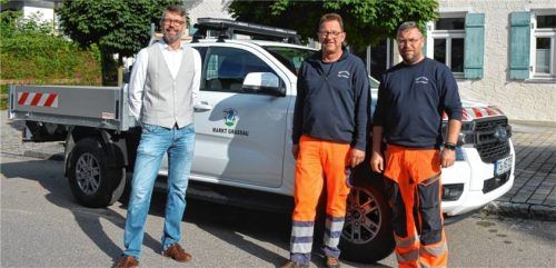 Fahrerwechsel: Bürgermeister Stefan Kattari übergab das neue Bauhof-Fahrzeug an Bauhofleiter Michael Höger und seinen Stellvertreter Florian Hofmann.Foto  Eder