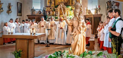 Feierlicher Moment am Hochaltar: Vor der geschnitzten Marienstatue, geschmückt mit Blüten und Kräutern, segnete das Seelsorgeteam beim Festgottesdienst zu Mariä Himmelfahrt die Besucher.Fotos  Nitzsche