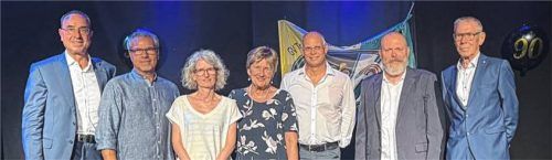Feierten das Jubiläum: (von links) Karl Schulz (Vertretung Stadtrat Traunstein), Jesus Lohwieser (Zweiter Vorsitzender, Gehörlosenverein), Kathrin Ernst (Bezirksverband der Hörgeschädigten Oberbayern), Resi Schmidhuber (stellvertretende Traunsteiner Landrätin), Werner Fertl (Beauftragter für Menschen mit Behinderung, Landratsamt Traunstein), Robert Mörtl (Vorsitzender des Gehörlosenvereins), Josef Mitterhuber (Ehrenvorsitzender des Gehörlosenvereins). Foto  Gre