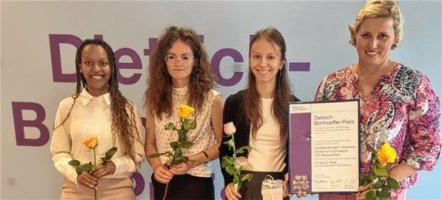 Freuen sich über die Auszeichnung (von links): Linda Fischer, Luise Stopfer, Helene Jurkat (Schülerinnen der 12. Klasse) und Sandra Altmann (Leiterin des P-Seminars) bei der Preisverleihung in Trostberg. Foto  Gymnasiums Marquartstein