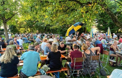 Freunde treffen, gemütlich ratschen und Brotzeit machen – das steht im „Pop-up“-Biergarten im Bruck an der Leitha-Park im Mittelpunkt.Fotos baumann