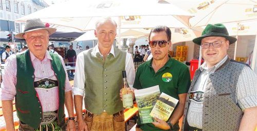 Freundschaftliches Treffen: (von links) Bayernbund-Kreisvorsitzender Christian Glas, Ski-Club-Vorsitzender Dr. Gerrit Sommer, Gery Richter aus der Südsteiermark und Priens Bürgermeister Andreas Friedrich.Foto  Hötzelsperger