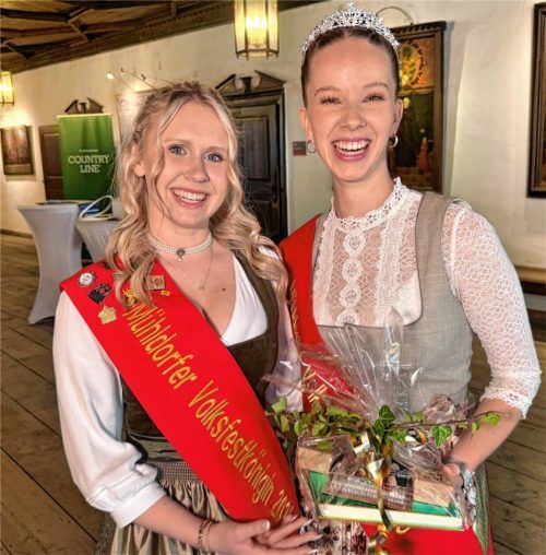 Fröhliche Amtsübergabe: Die bisherige Volksfestkönigin Julia Huber (links) gratulierte ihrer Nachfolgerin Simona Kneißl zur Königinnenwürde. Foto Gerd Kreibich