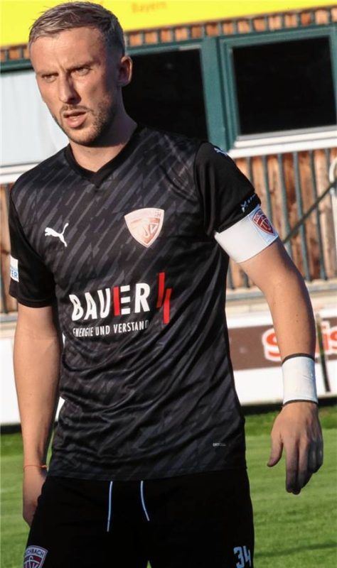 Führt die Buchbacher in Abwesenheit von Philipp Walter auch in Fürth als Kapitän aufs Feld: Albano Gashi. Foto Buchholz