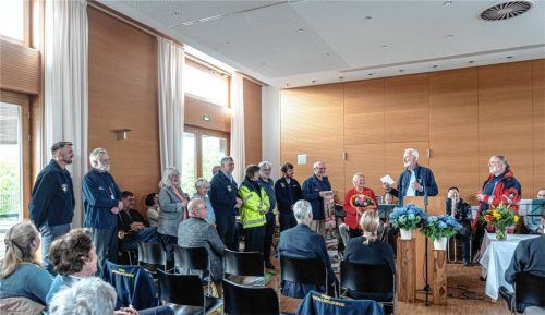 Für Andreas Demmel (am Pult) ist es wichtig, dass eines klar wird: Er sieht sich nur als ein Teil eines gesamten Teams von Notfallseelsorgern. Die hatten sich im Mai zusammengefunden, um das 30-jährige Bestehen der Notfallseelsorge zu feiern. Und auch, um Andreas Demmel zu ehren, einen der Gründerväter dieser Einrichtung in Stadt und Landkreis. Links neben ihm steht seine Frau Monika, rechts neben ihm Thomas Jablowsky, der Leiter der katholischen Notfallseelsorge. Fotos Thomae
